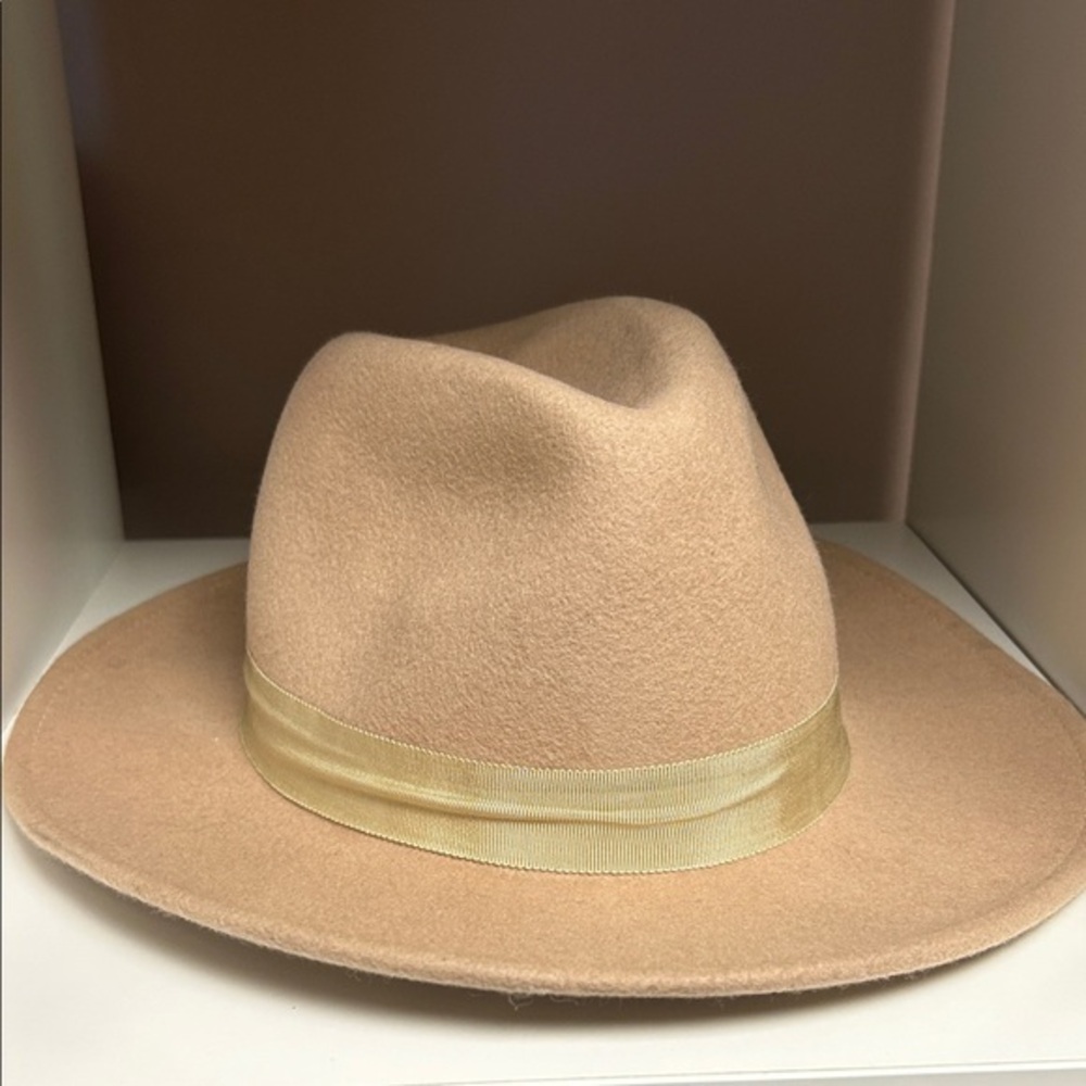 H&M Beige hat with‎ Gold Band